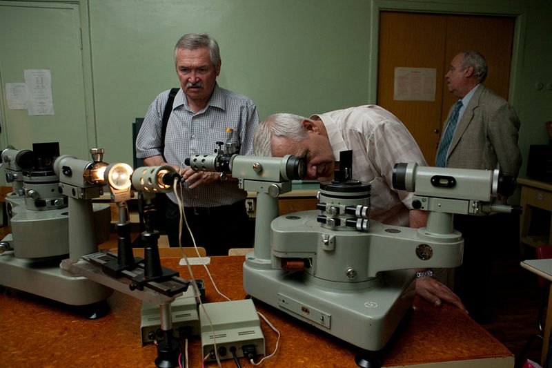 Файл:Экскурсия в лаборатории оптики 2012.jpg
